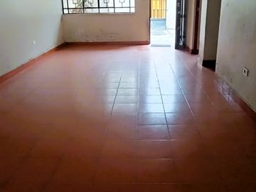 Casa de 2 Pisos con 2 Cocheras en Venta, Ideal para Remodelar 180M2