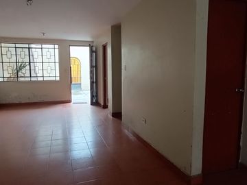 Casa de 2 Pisos con 2 Cocheras en Venta, Ideal para Remodelar 180M2