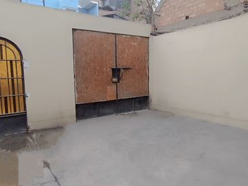 Casa de 2 Pisos con 2 Cocheras en Venta, Ideal para Remodelar 180M2