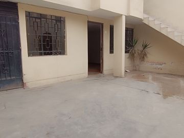 Casa de 2 Pisos con 2 Cocheras en Venta, Ideal para Remodelar 180M2
