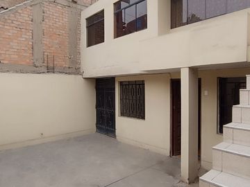 Casa de 2 Pisos con 2 Cocheras en Venta, Ideal para Remodelar 180M2