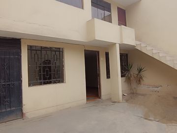 Casa de 2 Pisos con 2 Cocheras en Venta, Ideal para Remodelar 180M2