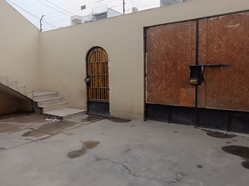 Casa de 2 Pisos con 2 Cocheras en Venta, Ideal para Remodelar 180M2