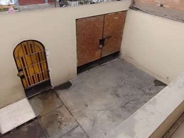 Casa de 2 Pisos con 2 Cocheras en Venta, Ideal para Remodelar 180M2