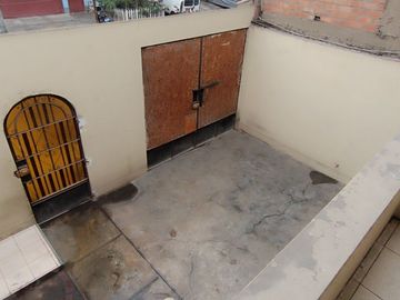 Casa de 2 Pisos con 2 Cocheras en Venta, Ideal para Remodelar 180M2