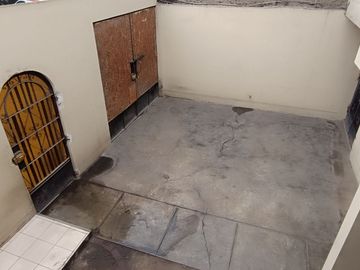 Casa de 2 Pisos con 2 Cocheras en Venta, Ideal para Remodelar 180M2