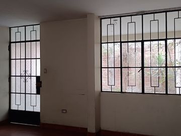 Casa de 2 Pisos con 2 Cocheras en Venta, Ideal para Remodelar 180M2