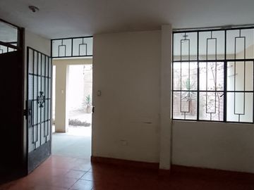 Casa de 2 Pisos con 2 Cocheras en Venta, Ideal para Remodelar 180M2