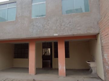 Casa de 2 Pisos con 2 Cocheras en Venta, Ideal para Remodelar 180M2