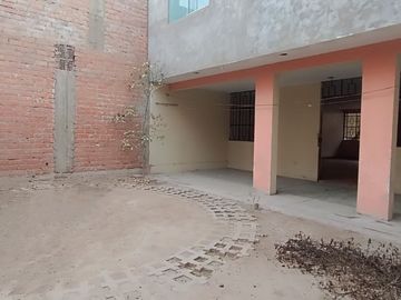 Casa de 2 Pisos con 2 Cocheras en Venta, Ideal para Remodelar 180M2