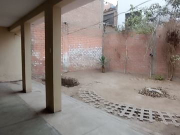 Casa de 2 Pisos con 2 Cocheras en Venta, Ideal para Remodelar 180M2