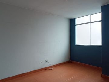 Casa de 2 Pisos con 2 Cocheras en Venta, Ideal para Remodelar 180M2