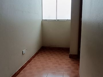 Casa de 2 Pisos con 2 Cocheras en Venta, Ideal para Remodelar 180M2