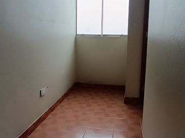 Casa de 2 Pisos con 2 Cocheras en Venta, Ideal para Remodelar 180M2