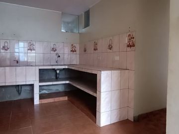 Casa de 2 Pisos con 2 Cocheras en Venta, Ideal para Remodelar 180M2