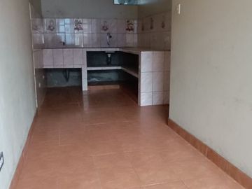 Casa de 2 Pisos con 2 Cocheras en Venta, Ideal para Remodelar 180M2
