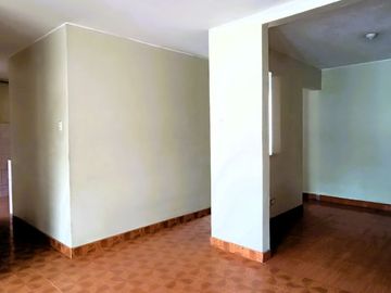 Casa de 2 Pisos con 2 Cocheras en Venta, Ideal para Remodelar 180M2