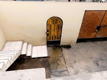 Casa de 2 Pisos con 2 Cocheras en Venta, Ideal para Remodelar 180M2