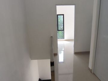 LANGKA! Rumah Simpang Darmo Permai Dukuh Pakis Baru Gress 2 lt SHM
