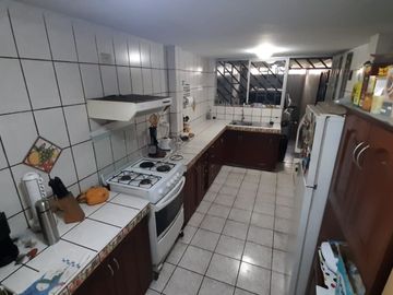 VENTA DE CASA MULTIFAMILIAR  DE 4 PISOS  PRECIO: $299,000 dolares