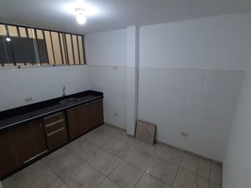 VENTA DE CASA MULTIFAMILIAR  DE 4 PISOS  PRECIO: $299,000 dolares