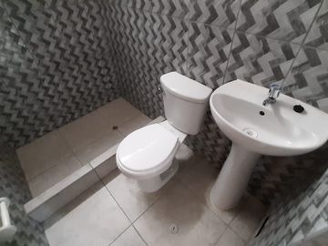 VENTA DE CASA MULTIFAMILIAR  DE 4 PISOS  PRECIO: $299,000 dolares