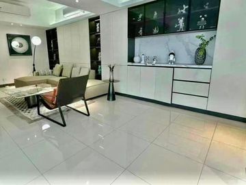 For Sale Uptown Parksuites Penthouse Tower 1