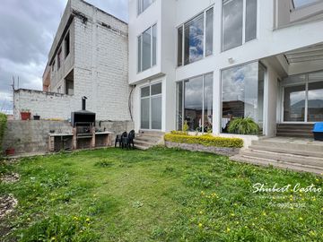 Se vende casa en La Urbanización Sierra Nevada -Loja