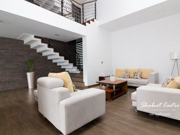 Se vende casa en La Urbanización Sierra Nevada -Loja