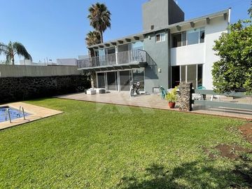 Casa Remodelada con Alberca y Bungalow Independiente Combina Elegancia y Confort