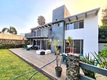 Casa Remodelada con Alberca y Bungalow Independiente Combina Elegancia y Confort