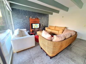 Casa Remodelada con Alberca y Bungalow Independiente Combina Elegancia y Confort