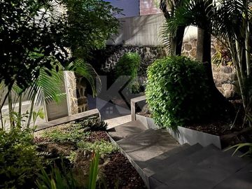 Casa Remodelada con Alberca y Bungalow Independiente Combina Elegancia y Confort
