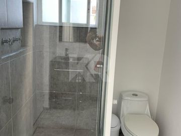 Casa Remodelada con Alberca y Bungalow Independiente Combina Elegancia y Confort