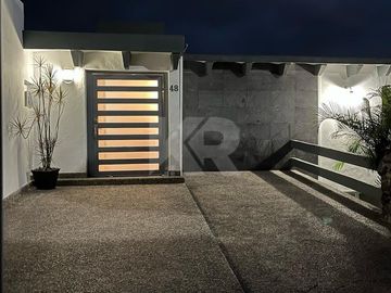 Casa Remodelada con Alberca y Bungalow Independiente Combina Elegancia y Confort