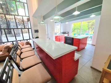 Casa Remodelada con Alberca y Bungalow Independiente Combina Elegancia y Confort