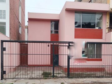 VENTA DE CASA FRENTE A PARQUE EN SAN MIGUEL