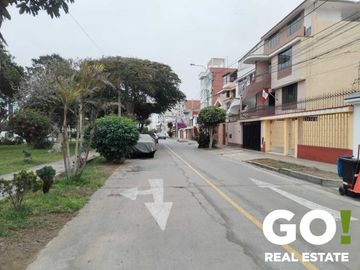 VENTA DE CASA FRENTE A PARQUE EN SAN MIGUEL