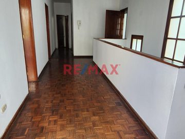 Venta De Casa En San Isidro Ubic Estrategica