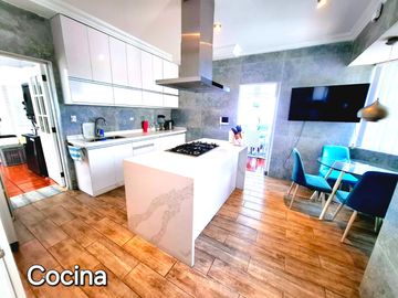 VENTA CASA CASUARINAS A.C. 647 m2 REMODELADA/4 PISOS/05 DORMITORIOS/PISCINA/VISTA PANORAMICA