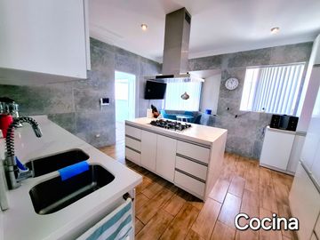 VENTA CASA CASUARINAS A.C. 647 m2 REMODELADA/4 PISOS/05 DORMITORIOS/PISCINA/VISTA PANORAMICA