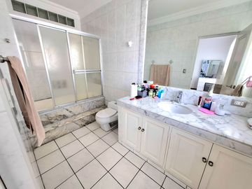 VENTA CASA CASUARINAS A.C. 647 m2 REMODELADA/4 PISOS/05 DORMITORIOS/PISCINA/VISTA PANORAMICA
