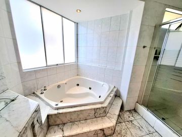 VENTA CASA CASUARINAS A.C. 647 m2 REMODELADA/4 PISOS/05 DORMITORIOS/PISCINA/VISTA PANORAMICA