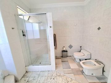 VENTA CASA CASUARINAS A.C. 647 m2 REMODELADA/4 PISOS/05 DORMITORIOS/PISCINA/VISTA PANORAMICA