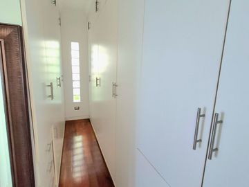 VENTA CASA CASUARINAS A.C. 647 m2 REMODELADA/4 PISOS/05 DORMITORIOS/PISCINA/VISTA PANORAMICA
