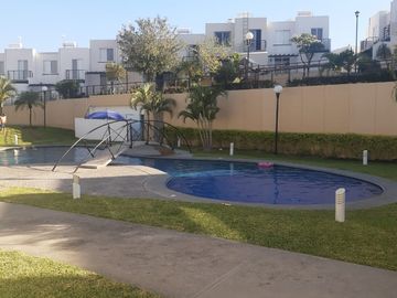 CASA CON ALBERCA Y SEGURIDAD AL SUR DE CUERNAVACA EN VENTA