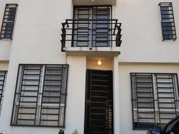 CASA CON ALBERCA Y SEGURIDAD AL SUR DE CUERNAVACA EN VENTA