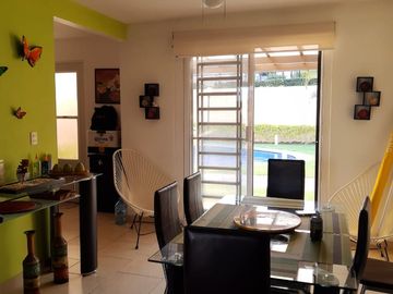 CASA CON ALBERCA Y SEGURIDAD AL SUR DE CUERNAVACA EN VENTA