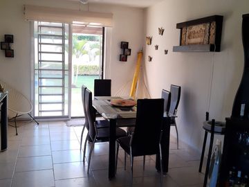 CASA CON ALBERCA Y SEGURIDAD AL SUR DE CUERNAVACA EN VENTA