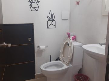 CASA CON ALBERCA Y SEGURIDAD AL SUR DE CUERNAVACA EN VENTA